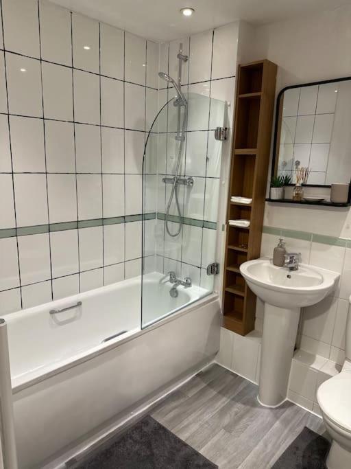 Entire Flat In Ealing Apartment London Exterior photo